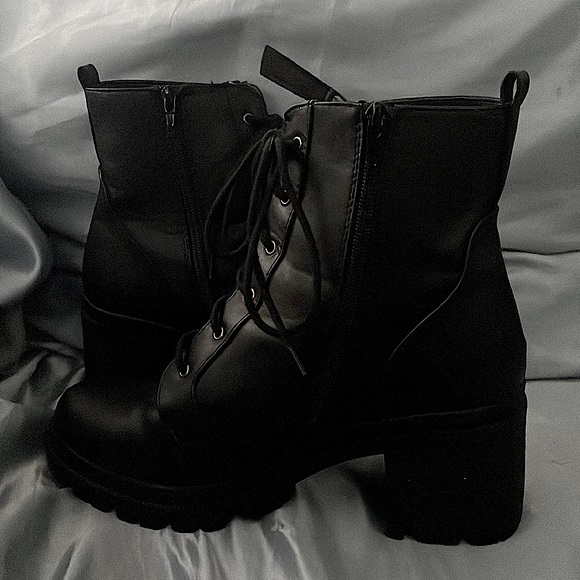 Thrifted 3 inch heeled boots - Picture 2 of 2